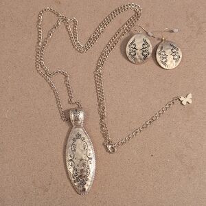 The Pioneer Woman Gold Pendant Necklace and Earrings Set New Without Tags